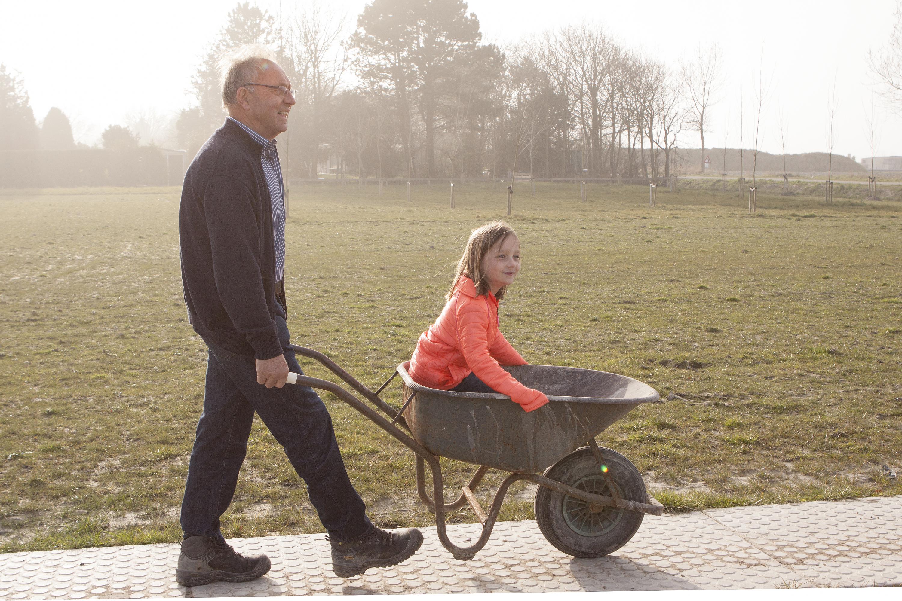 Meisje in kruiwagen